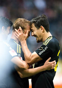 s Daniel Sundgren och Stefan Ishizaki  jublar