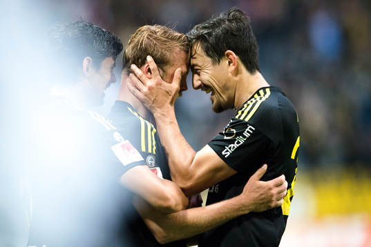 s Daniel Sundgren och Stefan Ishizaki  jublar