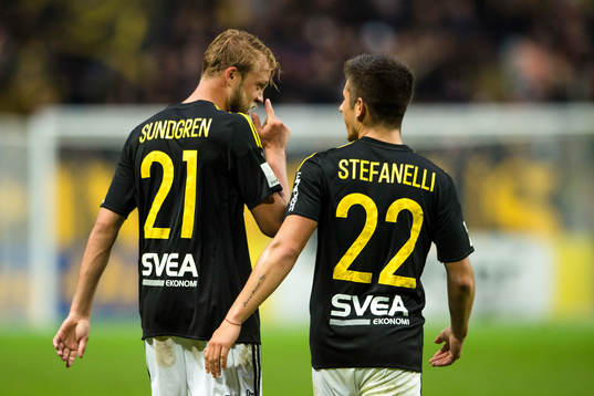 s Daniel Sundgren och Nicolas Marcelo Stefanelli jublar