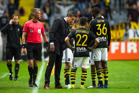 s tränare Rikard Norling i samtal med Nicolas Marcelo