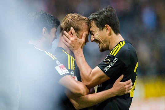s Daniel Sundgren och Stefan Ishizaki  jublar