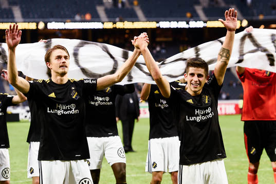 s Rasmus Lindkvist och Nicolas Marcelo Stefanelli jublar