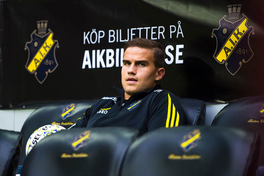 s Eero Markkanen på bänken före fotbollsmatchen i