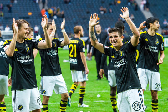 s Rasmus Lindkvist och Nicolas Marcelo Stefanelli jublar