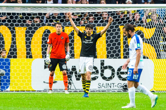 s Jesper Nyholm jublar vid slutsignal