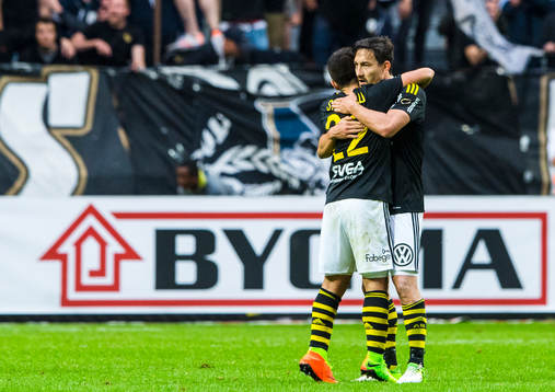 s Nicolas Marcelo Stefanelli och Stefan Ishizaki jublar