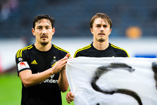 s Stefan Ishizaki och Rasmus Lindkvist med banderoll