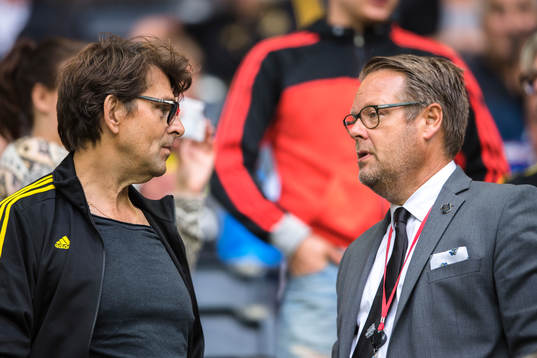 s VD Mikael Ahlerup på läktaren före fotbollsmatchen i