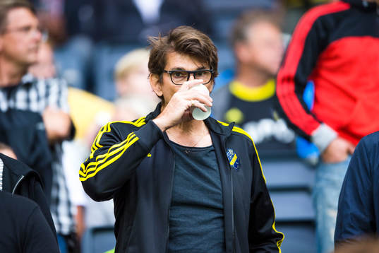Artisten Niklas Strömstedt på läktaren före