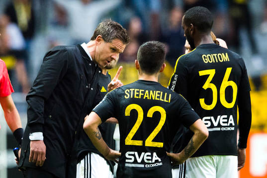 s tränare Rikard Norling i samtal med Nicolas Marcelo
