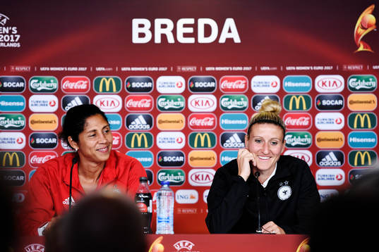 Förbundskapten Steffi Jones och Anja Mittag