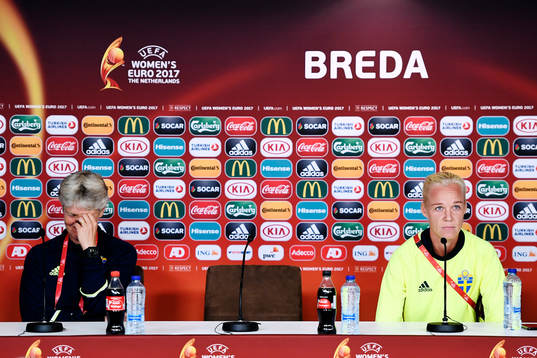 Förbundskapten Pia Sundhage och Caroline Seger