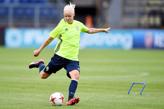 Caroline Seger skjuter
