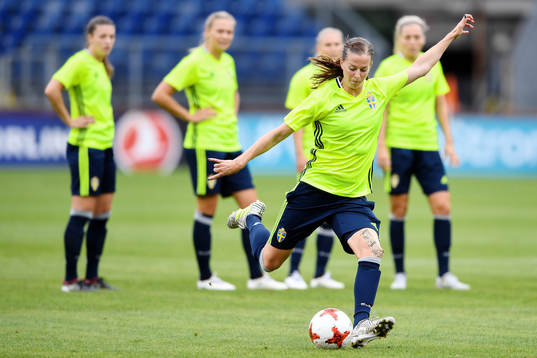Lotta Schelin skjuter
