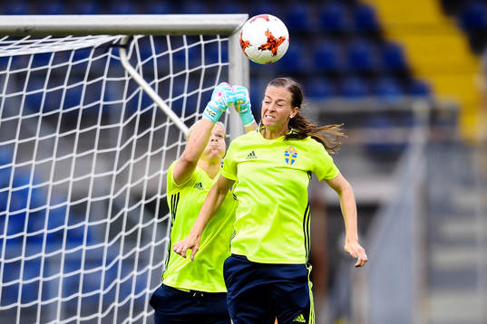 Målvakt Emelie Lundberg och Lotta Schelin i kamp  om bollen