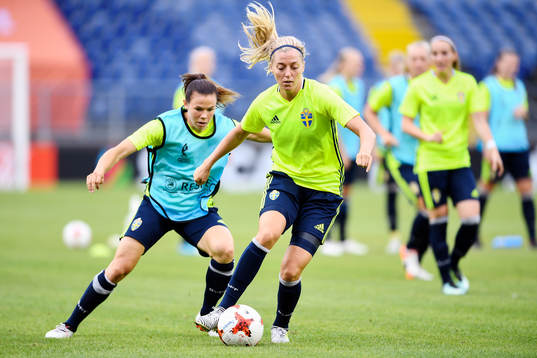 Jessica Samuelsson och Linda Sembrant i kamp om bollen