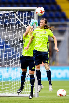 Målvakt Emelie Lundberg och Lotta Schelin i kamp  om bollen