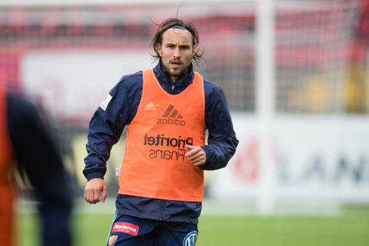 Djurgårdens Kevin Walker värmer upp
