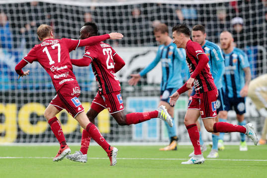 Östersunds Curtis Edwards jublar med målskytten till 1-0