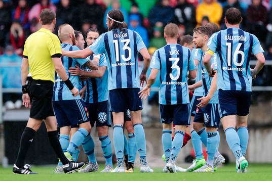 Djurgårdens Kevin Walker jublar med lagkamrater