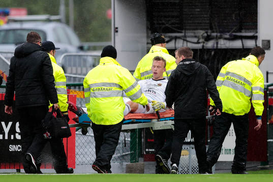Östersunds målvakt Andreas Andersson bärs ut på bår