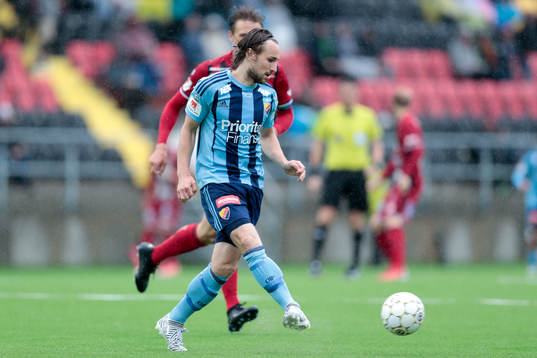 Djurgårdens Kevin Walker passar