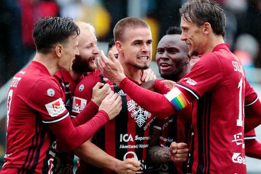 Östersunds målskytt till 2-1 Douglas Bergqvist jublar med