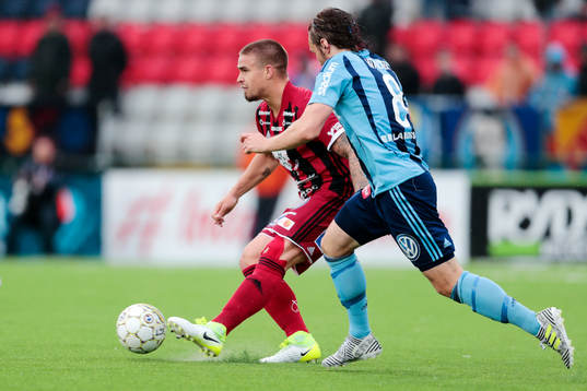 Östersunds Douglas Bergqvist i kamp om bollen med Kevin