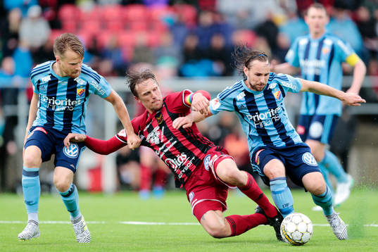 Östersunds Bobo Sollander Jansson i kamp om bollen med