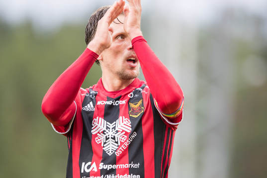 Östersunds Bobo Sollander Jansson tackar publiken