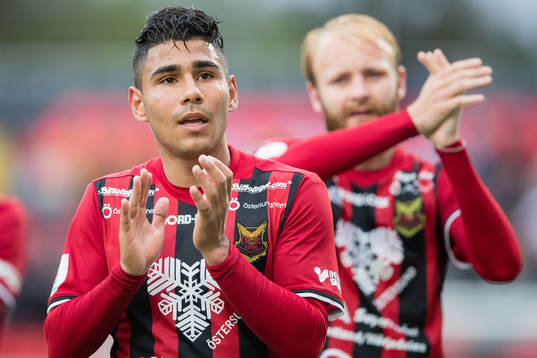 Östersunds Hosam Aiesh tackar publiken