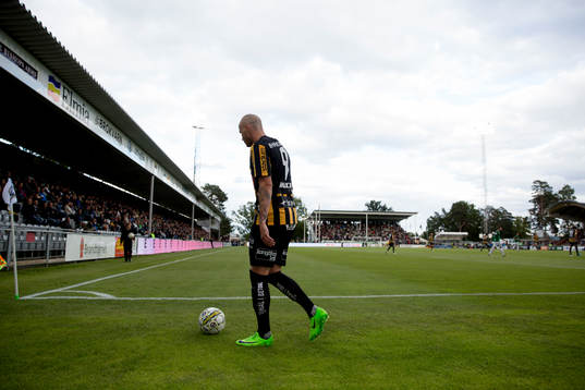 Häckens Alexander Farnerud ska lägga en hörna