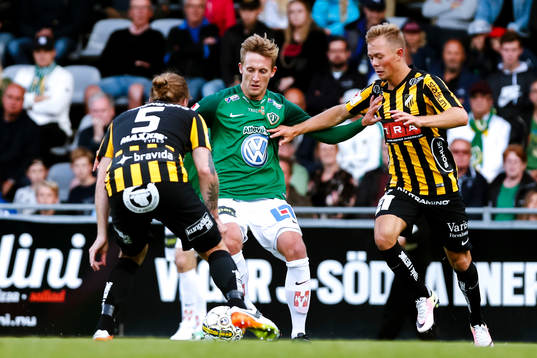 Häckens Emil Wahlström och Joel Andersson försvarar mot