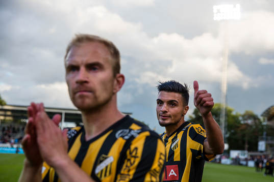 Häckens Kari Arkivuo och Ahmad Yasin jublar