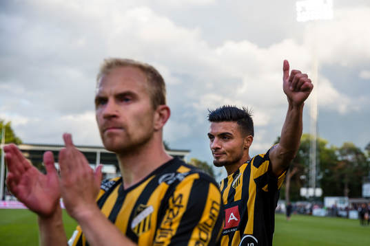Häckens Kari Arkivuo och Ahmad Yasin jublar