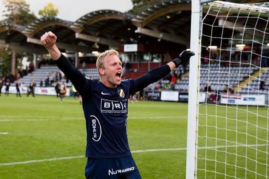 Häckens målvakt Peter Abrahamsson jublar