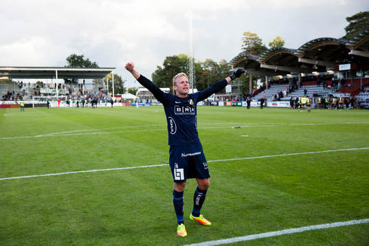 Häckens målvakt Peter Abrahamsson jublar