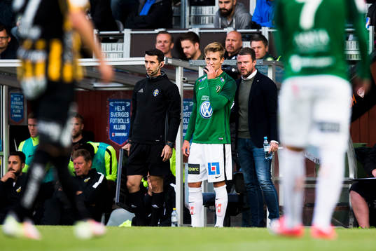 Jönköpings Jesper Svensson blir inbytt av Jönköpings