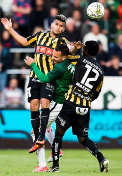 Häckens Paulinho och Mohammed Abubakari (h)