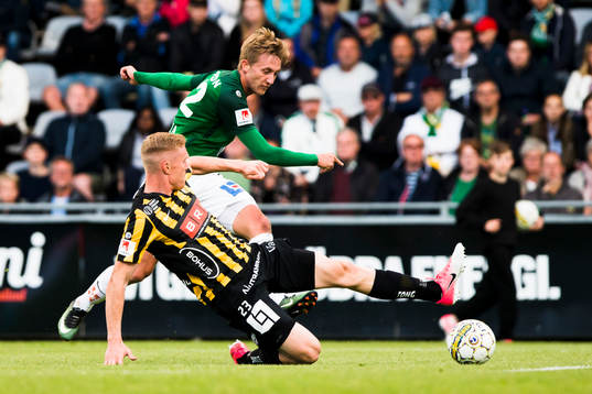 Häckens David Engström försvarar mot Jönköpings Jesper