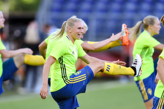 Sveriges Jonna Andersson före fotbollsmatchen mellan