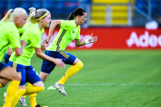 Sveriges Lotta Schelin före fotbollsmatchen mellan