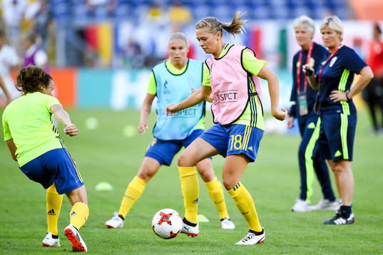 Sveriges Fridolina Rolfö före  fotbollsmatchen mellan