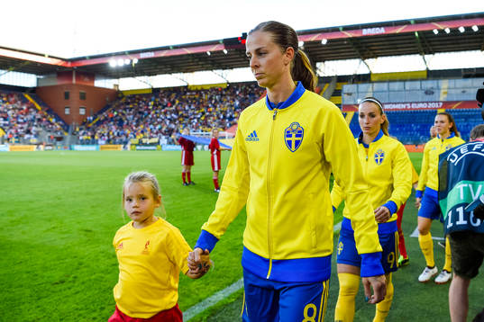 Sveriges Lotta Schelin före fotbollsmatchen mellan