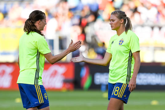 Sveriges Lotta Schelin och Fridolina Rolfö före