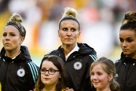 Tysklands Anja Mittag före fotbollsmatchen mellan Tyskland