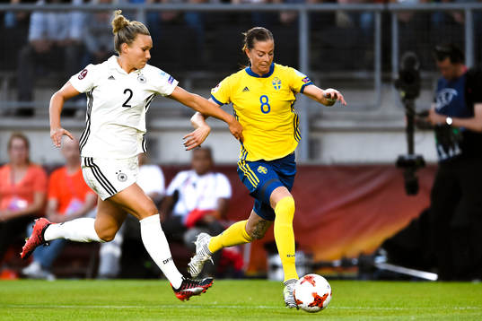 Tysklands Josephine Henning och Sveriges Lotta Schelin  i
