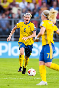 Sveriges Nilla Fischer i fotbollsmatchen mellan Tyskland