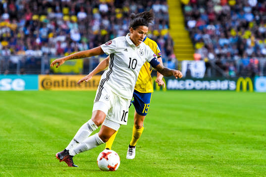 Tysklands Dzsenifer Marozsan i fotbollsmatchen mellan