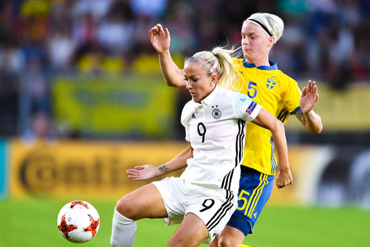 Tysklands Mandy Islacker och Sveriges Nilla Fischer i